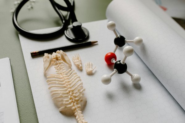 Comment gérer les symptômes de l'hyperemesis gravidarum au premier trimestre ?