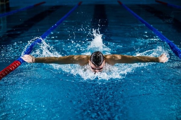 Comment la pratique régulière de la natation peut-elle améliorer la capacité pulmonaire ?